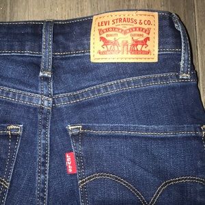 LEVI 711 SKINNY JEANS!!